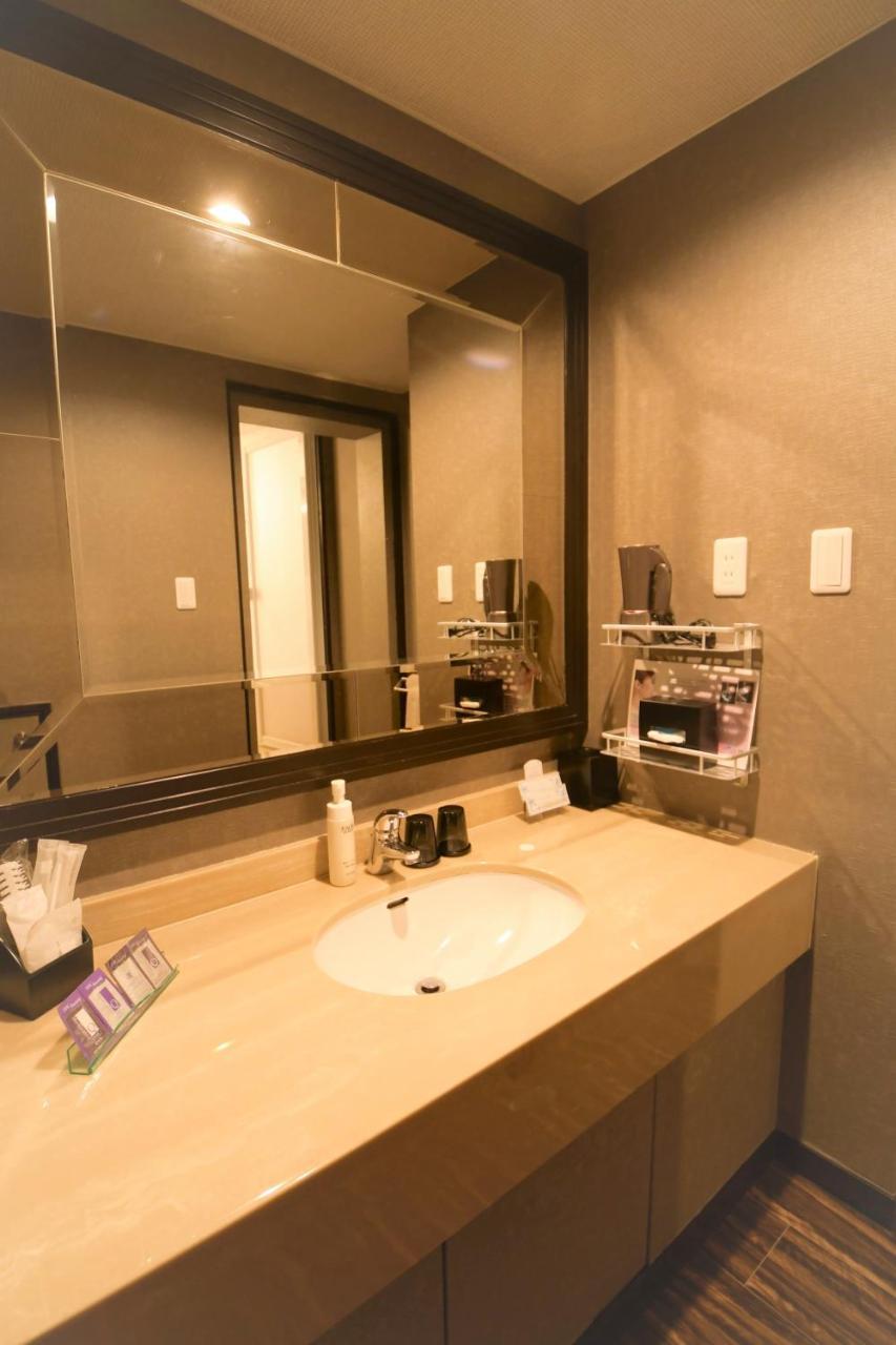 Ginowan Crystal Hotel Екстериор снимка