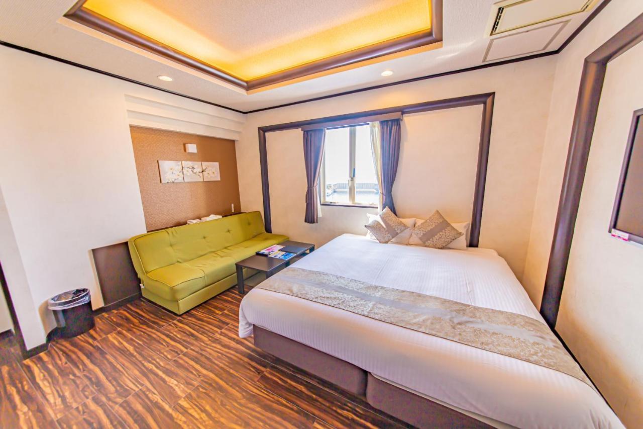 Ginowan Crystal Hotel Екстериор снимка