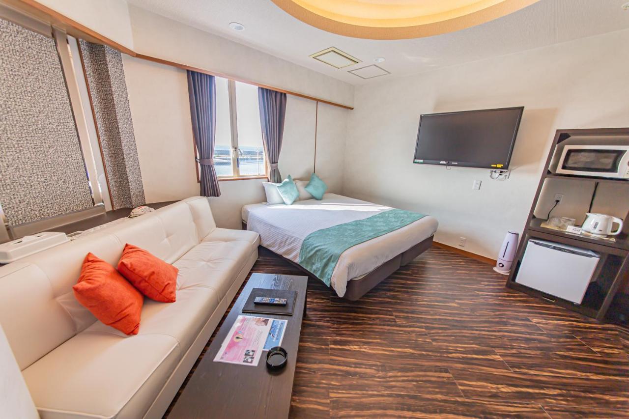 Ginowan Crystal Hotel Екстериор снимка